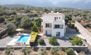 Sisi Kreta, Sisi: Geräumige Villa mit Swimmingpool, angelegtem Garten und zwei Gästewohnungen zu verkaufen Haus kaufen